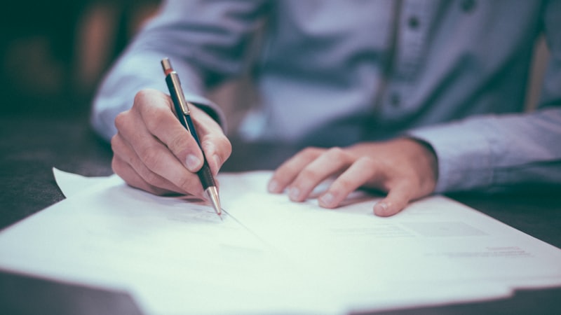 Documenten en pen op een bureau voor het verhuren van een studentenkamer