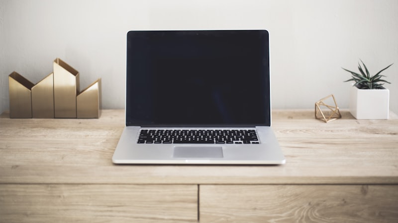 Laptop op een bureau